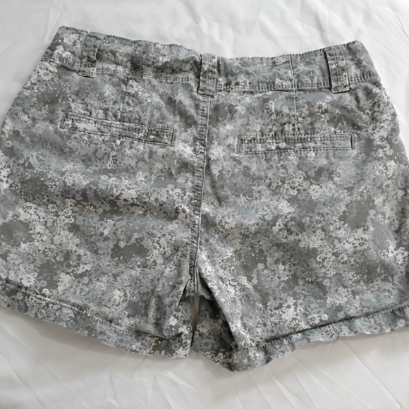 Maurices Gray Camouflage Women's Shorts Size 5/6 - Picture 8 of 8